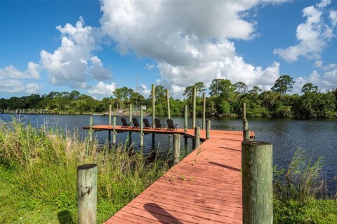 House in Palm City, Florida 9 bedrooms, 458.84 sq.m. № 1951760 - photo 23
