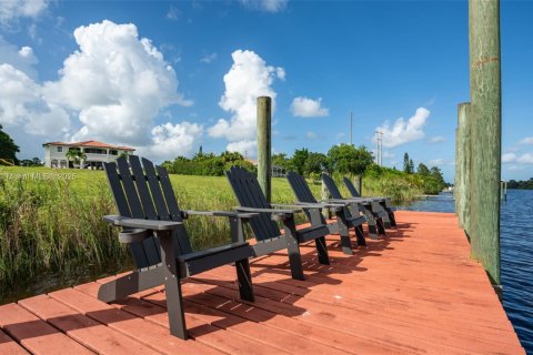 House in Palm City, Florida 9 bedrooms, 458.84 sq.m. № 1951760 - photo 25