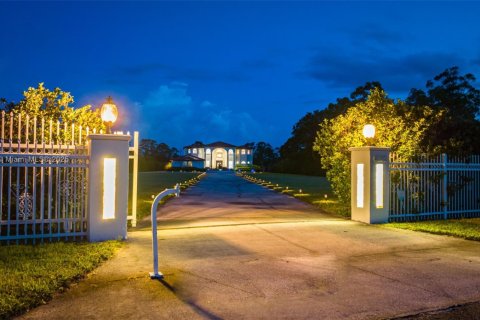 House in Palm City, Florida 9 bedrooms, 458.84 sq.m. № 1951760 - photo 5