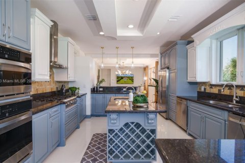 House in Palm City, Florida 9 bedrooms, 458.84 sq.m. № 1951760 - photo 17