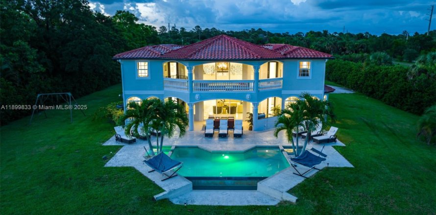 House in Palm City, Florida 9 bedrooms, 458.84 sq.m. № 1951760