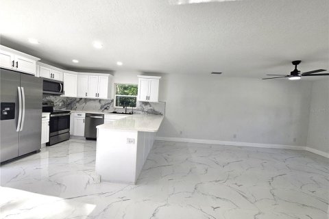 House in Dade City, Florida 3 bedrooms, 111.48 sq.m. № 1737333 - photo 14