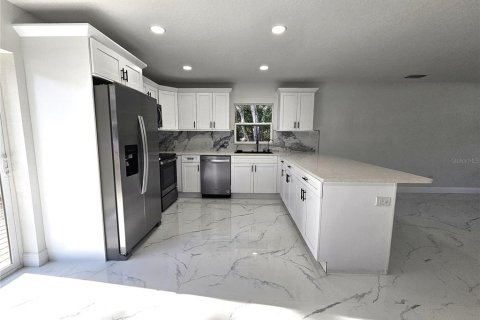 House in Dade City, Florida 3 bedrooms, 111.48 sq.m. № 1737333 - photo 9