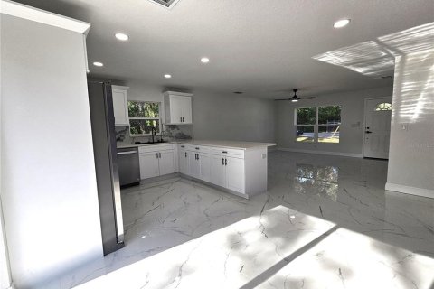 House in Dade City, Florida 3 bedrooms, 111.48 sq.m. № 1737333 - photo 8