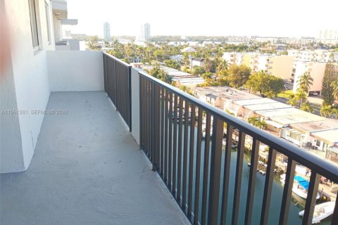 Copropriété à louer à North Miami Beach, Floride: 2 chambres, 103.12 m2 № 2022071 - photo 10