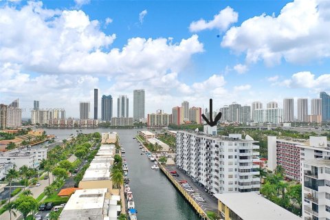 Copropriété à louer à North Miami Beach, Floride: 2 chambres, 103.12 m2 № 2022071 - photo 2