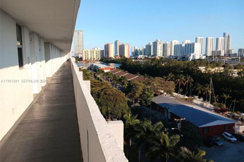 Copropriété à louer à North Miami Beach, Floride: 2 chambres, 103.12 m2 № 2022071 - photo 26
