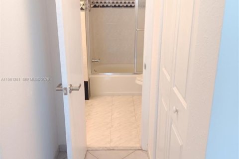 Copropriété à louer à North Miami Beach, Floride: 2 chambres, 103.12 m2 № 2022071 - photo 18