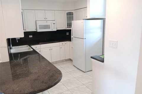 Copropriété à louer à North Miami Beach, Floride: 2 chambres, 103.12 m2 № 2022071 - photo 3