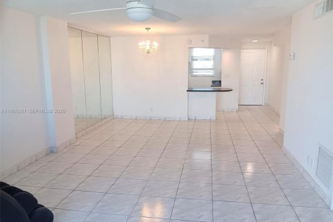 Copropriété à louer à North Miami Beach, Floride: 2 chambres, 103.12 m2 № 2022071 - photo 9