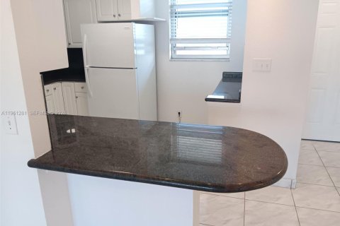 Copropriété à louer à North Miami Beach, Floride: 2 chambres, 103.12 m2 № 2022071 - photo 6
