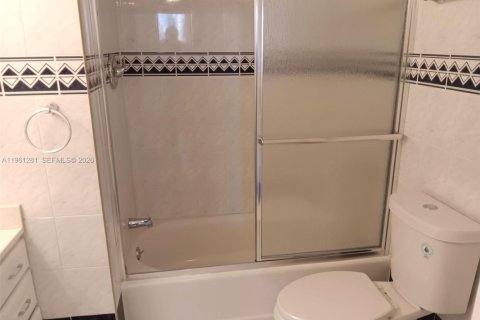 Copropriété à louer à North Miami Beach, Floride: 2 chambres, 103.12 m2 № 2022071 - photo 24