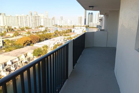 Copropriété à louer à North Miami Beach, Floride: 2 chambres, 103.12 m2 № 2022071 - photo 11