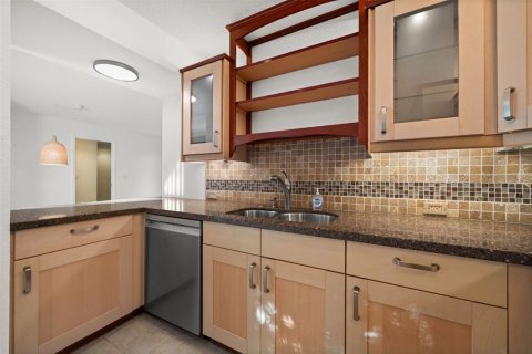 Condo in Sarasota, Florida, 2 bedrooms № 2403705 - photo 8