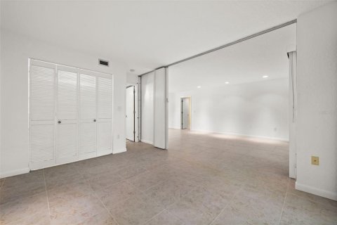 Condo in Sarasota, Florida, 2 bedrooms № 2403705 - photo 16