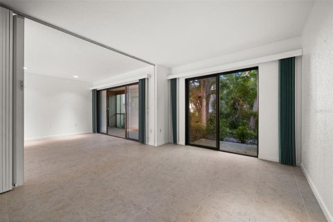 Condo in Sarasota, Florida, 2 bedrooms № 2403705 - photo 15