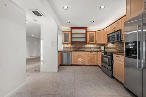 Condo in Sarasota, Florida, 2 bedrooms № 2403705 - photo 6
