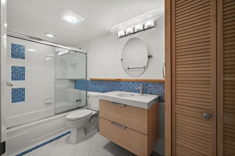 Condo in Sarasota, Florida, 2 bedrooms № 2403705 - photo 17