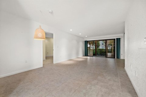 Condo in Sarasota, Florida, 2 bedrooms № 2403705 - photo 10