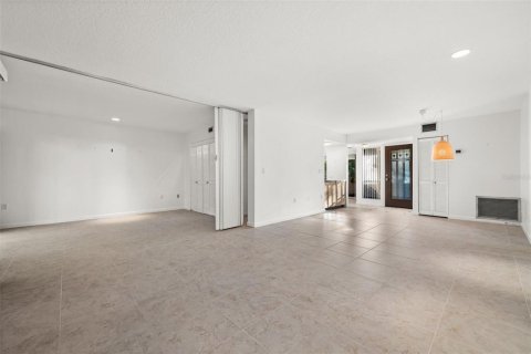 Condo in Sarasota, Florida, 2 bedrooms № 2403705 - photo 12