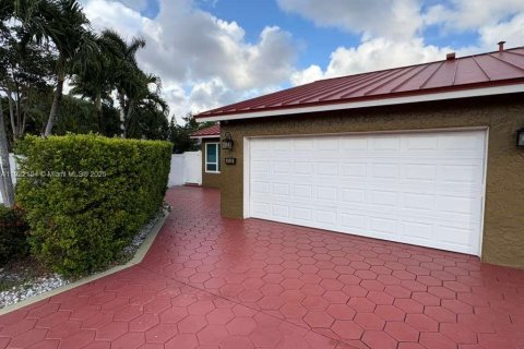 Casa en venta en Dania Beach, Florida, 4 dormitorios, 161.56 m2 № 2034244 - foto 3