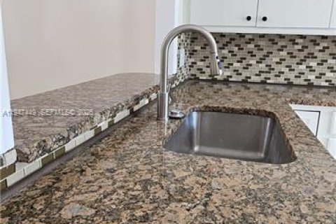 Apartamento en alquiler en Cape Coral, Florida, 2 dormitorios, 88.07 m2 № 2004295 - foto 12