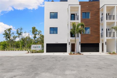 Townhouse in Saint Petersburg, Florida 3 bedrooms, 165.92 sq.m. № 1916134 - photo 2