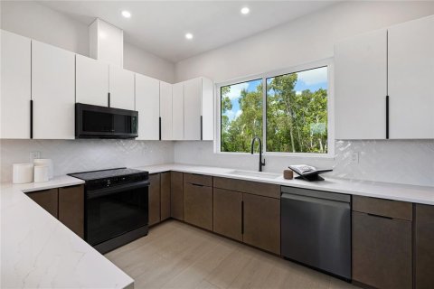Townhouse in Saint Petersburg, Florida 3 bedrooms, 165.92 sq.m. № 1916134 - photo 10