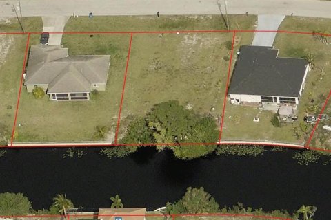 Terreno en venta en Cape Coral, Florida № 1397108 - foto 1