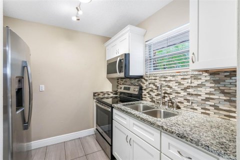 Villa ou maison à louer à Tampa, Floride: 2 chambres, 74.32 m2 № 2426959 - photo 3