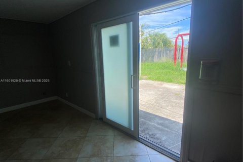 Casa en venta en Lake Worth, Florida, 5 dormitorios, 233.28 m2 № 1980808 - foto 4