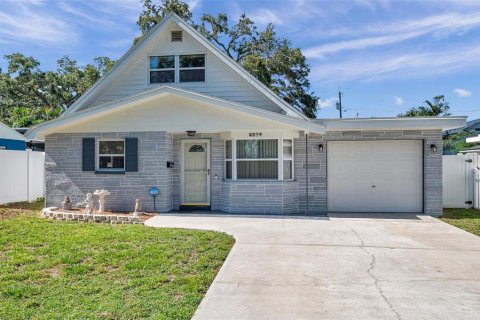House in Saint Petersburg, Florida 3 bedrooms, 169.64 sq.m. № 1785601 - photo 1