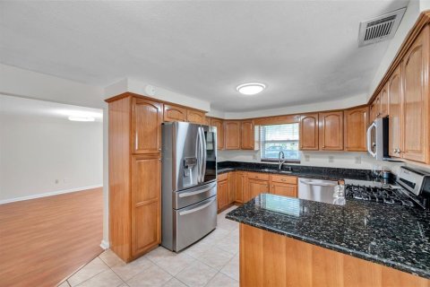 House in Saint Petersburg, Florida 3 bedrooms, 169.64 sq.m. № 1785601 - photo 28