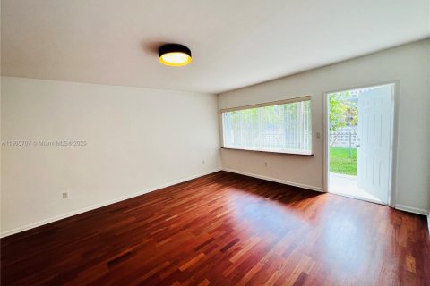 Снять в аренду квартиру в Майами-Бич, Флорида 1 спальня, 67.35м2, № 1956390 - фото 3