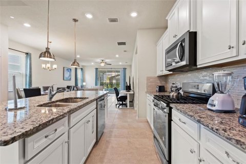 House in Davenport, Florida 7 bedrooms, 295.06 sq.m. № 790896 - photo 9