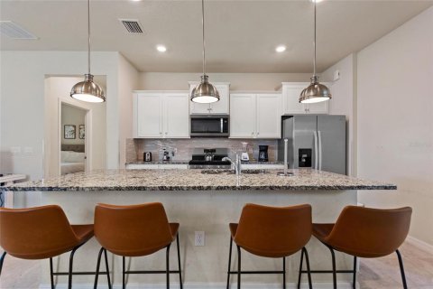 House in Davenport, Florida 7 bedrooms, 295.06 sq.m. № 790896 - photo 6