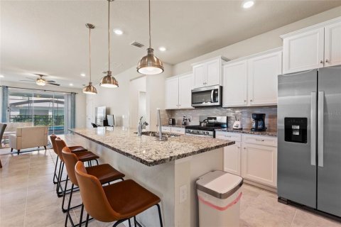 House in Davenport, Florida 7 bedrooms, 295.06 sq.m. № 790896 - photo 5