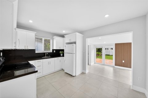 Casa en alquiler en Miami, Florida, 2 dormitorios, 92.9 m2 № 2055608 - foto 19