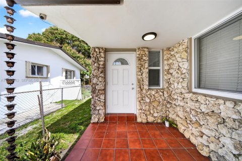 Casa en alquiler en Miami, Florida, 2 dormitorios, 92.9 m2 № 2055608 - foto 14