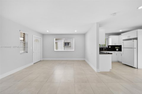 Casa en alquiler en Miami, Florida, 2 dormitorios, 92.9 m2 № 2055608 - foto 18