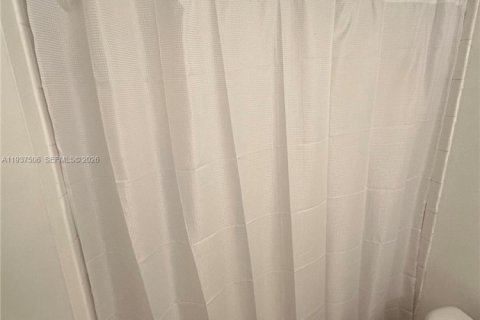 Снять в аренду кондоминиум в Норт-Бей-Виллидж, Флорида 1 спальня, 57.6м2, № 1995350 - фото 17