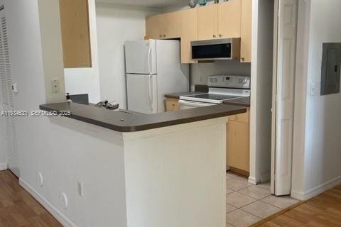 Condominio en alquiler en Miramar, Florida, 1 dormitorio, 78.97 m2 № 1993917 - foto 1