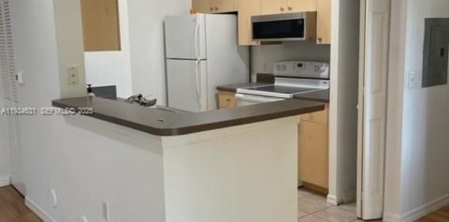 Condominio en Miramar, Florida, 1 dormitorio  № 1993917