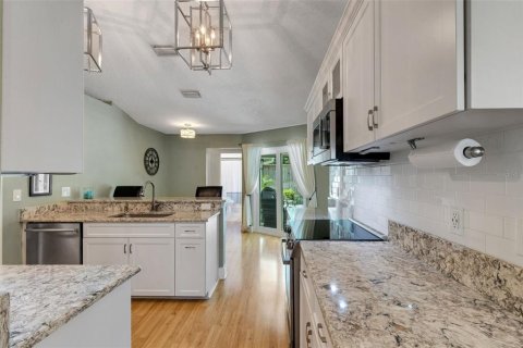 House in Sarasota, Florida 3 bedrooms, 154.68 sq.m. № 2197937 - photo 16