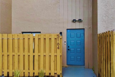 Touwnhouse à vendre à Davie, Floride: 2 chambres, 112.97 m2 № 1942362 - photo 1