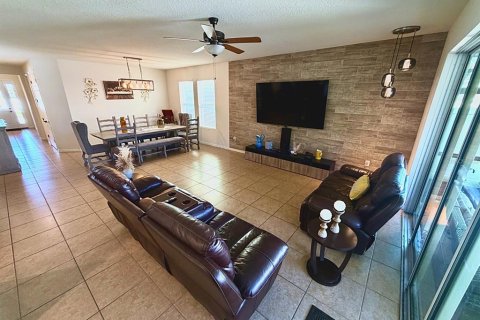 Villa ou maison à vendre à Kissimmee, Floride: 4 chambres, 202.16 m2 № 2416812 - photo 19