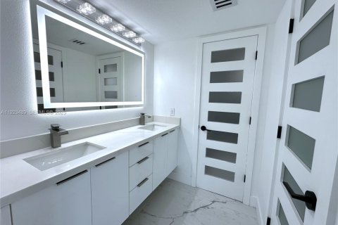 Condo in Marathon, Florida, 3 bedrooms № 1983575 - photo 13