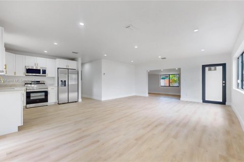 Casa en venta en Miami, Florida, 3 dormitorios, 143.72 m2 № 1872153 - foto 2