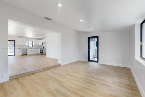 Casa en venta en Miami, Florida, 3 dormitorios, 143.72 m2 № 1872153 - foto 6