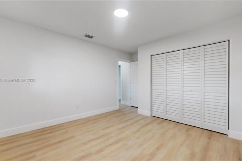 Casa en venta en Miami, Florida, 3 dormitorios, 143.72 m2 № 1872153 - foto 18